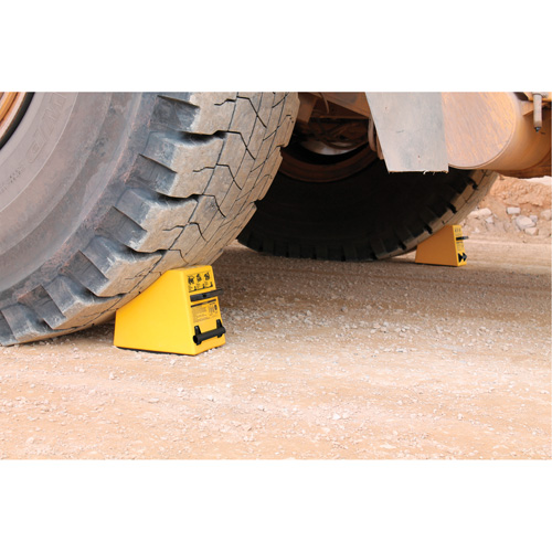 Cale de roue ultra-robuste pour l'exploitation mini&egrave;re Checkers Safety, PEHD, Jaune, 14-1/2" la x 17-1/2" p x 16" h Pronet Distribution