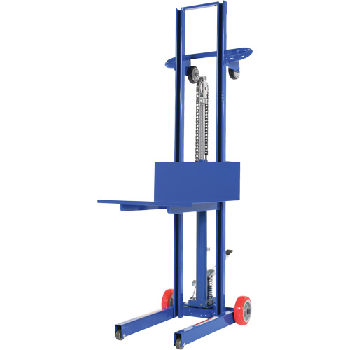 Gerbeur hydraulique &agrave; plateforme, M&eacute;canisme Pompe au pied, Capacit&eacute; de 400 lb, Levage max de 51-1/8" Pronet Distribution