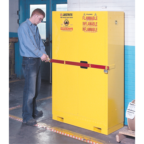 Armoire de rangement haute s&eacute;curit&eacute; avec barre en acier pour produits inflammables, 45 gal., 2 tablettes Pronet Distribution