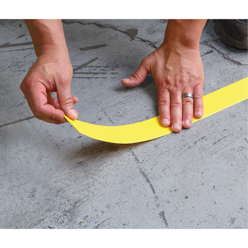 Marqueur robuste pour le sol Tough-Mark, Rectangle, 48" lo x 4" la, Jaune, Poly&eacute;thyl&egrave;ne Pronet Distribution