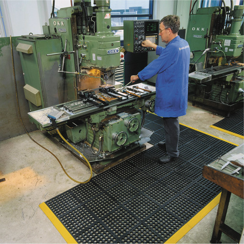 Tapis antifatigue &agrave; imbrication Cushion-Ease 550, &agrave; fentes, 3' x 3' x 3/4", Noir, Caoutchouc Pronet Distribution