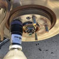 Outil de nettoyage pour moyeux, goujons et roues &agrave; entraînement par chocs STUD KLEEN Pronet Distribution