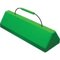 Cale de roue pour avion Checkers Safety SafeRay avec poign&eacute;e &agrave; c&acirc;ble, Ur&eacute;thane, Vert fluorescent, 24" la x 8" p x 6" h Pronet Distribution
