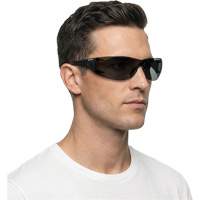 Lunettes de s&eacute;curit&eacute; Adapt Lite, Lentille Fum&eacute;e, Antibu&eacute;e/Anti-&eacute;gratignures, ANSI Z87+/R&eacute;pond ou surpasse la norme CSA Z94.3 Pronet Distribution