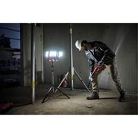 Lampe de travail &agrave; DEL professionnelle &agrave; panneaux pliants lumens sans fil 18V sur tr&eacute;pied, DEL, 3600 lumens Pronet Distribution